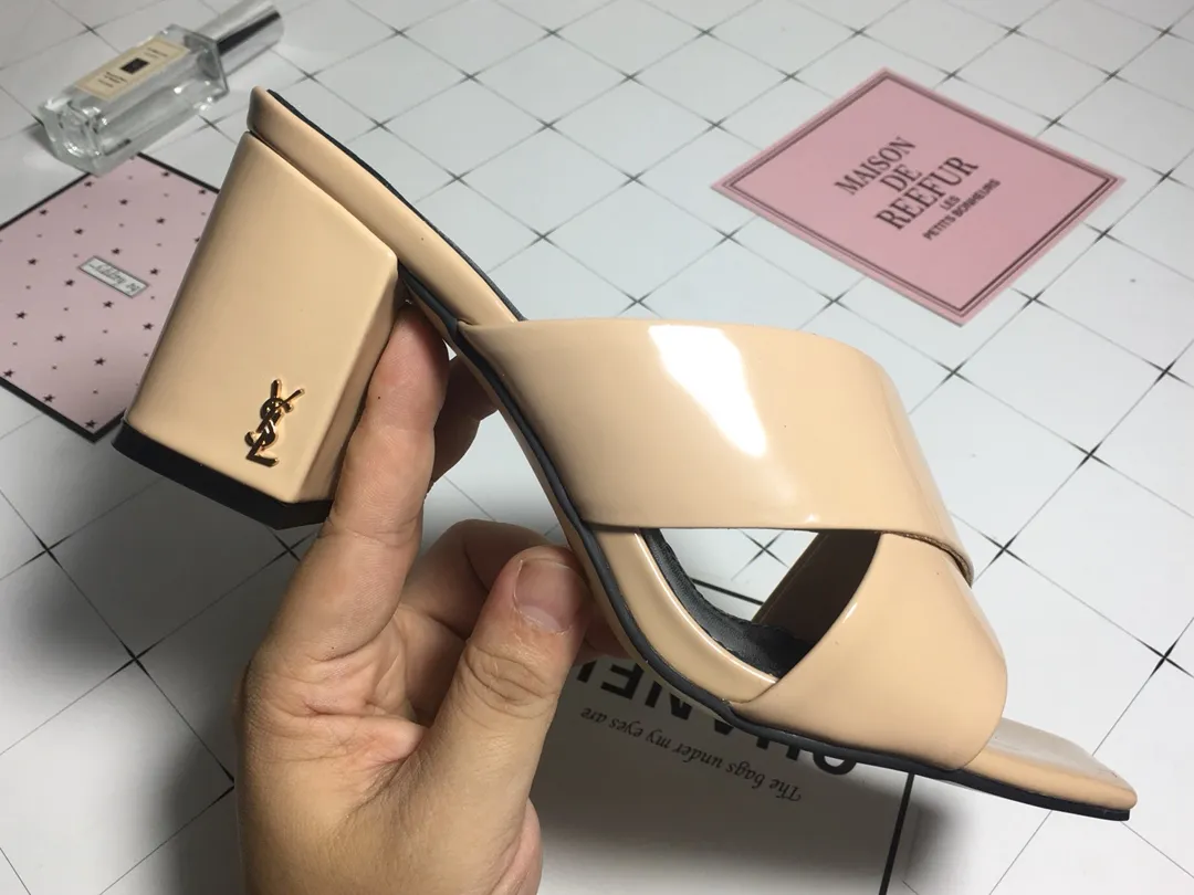 👟👟Ex-factory price 340👟👟 Genuine leather base +40 7CM heel cow patent leather series. 2018 Saint Laurent YSL’s strongest new cross-strap slippers are available in two heel heights. They are 7CM and 9CM respectively. The fabric is made of cowhide. The lining is made of first-layer sheepskin. Size: 34-41 (size 42 can be customized). It is very stable when walking and does not lose its heel.
